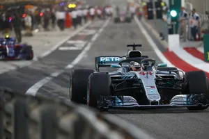 Hamilton arrasa en los primeros libres