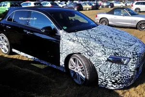 Nuevas fotos espía dejan ver la deportiva trasera del sucesor del Mercedes-AMG A 45