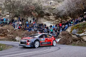 Loeb se gusta en Córcega, Ogier controla la situación