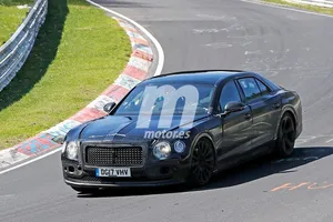 La nueva generación del Bentley Flying Spur se enfrenta a Nürburgring