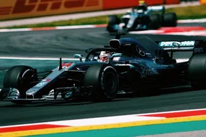 Hamilton saca la cabeza en los segundos libres