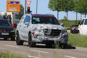 El nuevo Mercedes GLS pierde camuflaje acercándose a su debut en diciembre 2018