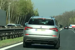 El nuevo Skoda Kodiaq RS, cazado en una autopista checa mientras realizaba pruebas