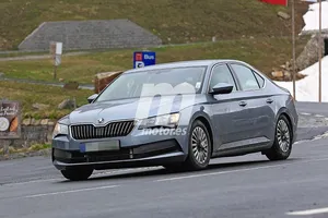 El nuevo Skoda Superb 2019 cazado con el nuevo frontal