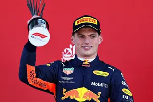 Verstappen alcanza el podio a pesar de un nuevo toque