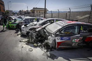 Muller gana una accidentada carrera del WTCR en Vila Real