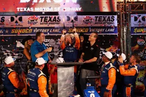 Triunfo y liderato para un imparable Scott Dixon