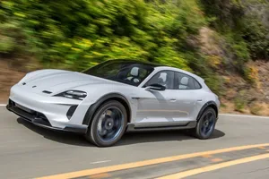 Porsche ya trabaja en el Taycan Cross Turismo que llegará en 2021