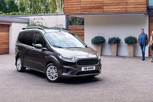 Ford Tourneo Courier 2018: precios del renovado turismo familiar