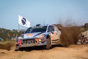 Thierry Neuville gana el Rally de Italia por siete décimas