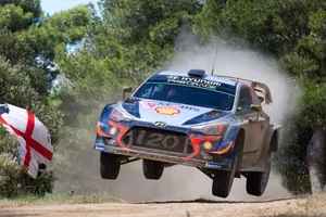 Neuville se lanza a la caza de Ogier en el Rally de Italia