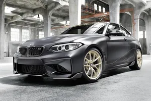 BMW aligera el M2 y lo equipa con los accesorios M Performance