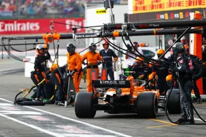 El enfado de Alonso con McLaren por la decisión de montar intermedios