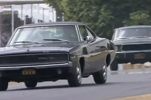 El Mustang Bullitt original recrea la célebre persecución con un Charger en Goodwood