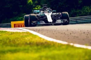 Hamilton se va de vacaciones con una cómoda victoria