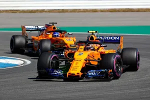 McLaren rompe el toque de queda para montar piezas nuevas