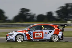 Norbert Michelisz vence en el caos del WTCR en Eslovaquia