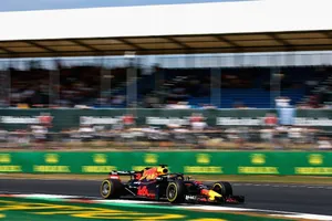 Sólo Red Bull pasa fácil la curva 1 con DRS: "Es un riesgo innecesario", dice Hamilton