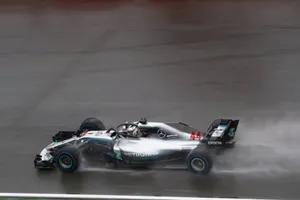 Vibrante pole de Hamilton bajo la lluvia de Hungaroring
