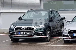 El nuevo Audi Q5 e-tron cazado al desnudo durante una recarga