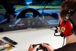 Thrustmaster presenta los auriculares T.Racing Scuderia Ferrari Edition