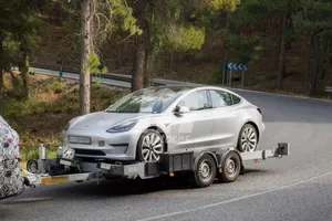 El Tesla Model 3 cazado en Europa mientras lo prueba... ¡BMW!