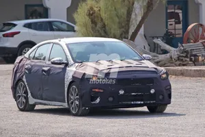 El nuevo Kia Forte GT 2019 cazado durante unos tests en el Valle de la Muerte