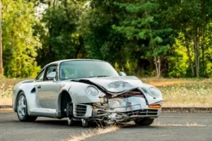 El Porsche 959 destrozado de Monterey vendido por 467.500 $