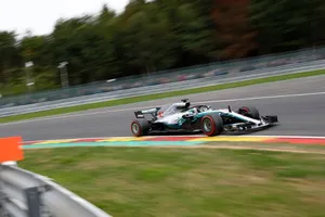Hamilton se lleva la pole en una emocionante clasificación pasada por agua