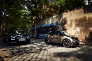 La gama del BMW i3 supera los 300 kilómetros de autonomía gracias a una batería más potente