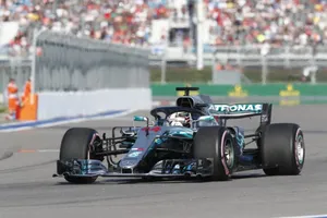 Hamilton hace buenas las órdenes de equipo de Mercedes y conquista Sochi