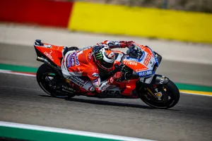 Jorge Lorenzo se impone en el tráfico y logra la pole en MotorLand