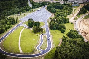 Mercedes estrena un nuevo centro de pruebas de alta tecnología en Alemania