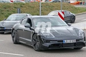 El Porsche Taycan cazado con unas nuevas llantas, será desvelado en 2019