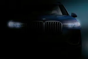 El frontal del nuevo BMW X7 se insinúa en este adelanto