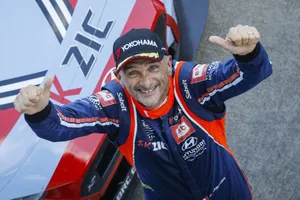 Gabriele Tarquini acaricia el título del WTCR tras Suzuka