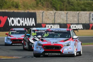 Gabriele Tarquini retiene el liderato del WTCR en Ningbo