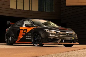 Un grupo de universitarios crea un Honda Civic híbrido para Rallycross