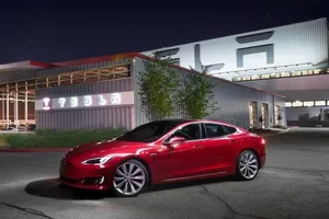 Tesla al fin elimina el paquete opcional de conducción autónoma completa