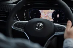 El interior del Volkswagen T-Cross, parcialmente desvelado, en este vídeo