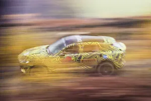 Los primeros prototipos del Aston Martin DBX en movimiento [vídeo]