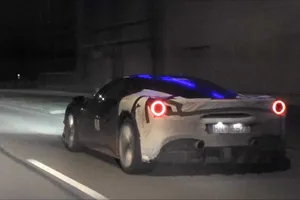 La mula híbrida del Ferrari 488 GTB se deja ver en Alemania [vídeo]