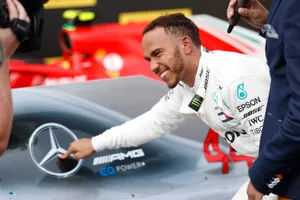 Hamilton: "Me resulta muy difícil imaginarme fuera de Mercedes"