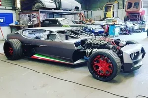 Convierten un Lamborghini Espada en un Hot Rod ciberpunk retrofuturista