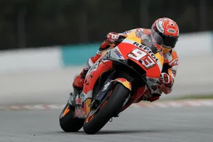 Pole y sanción para Marc Márquez sobre el mojado Sepang