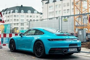 Avistado el nuevo Porsche 911 (992) en el estridente tono Miami Blue