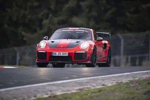 El Porsche 911 GT2 RS MR cazarrécords sigue probando en Nürburgring
