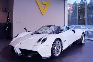 ¿Tienes unos ahorrillos? El primer Pagani Huayra Roadster busca propietario