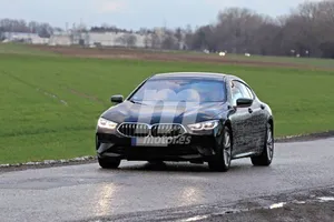 El nuevo BMW Serie 8 Gran Coupé se desprende de parte del camuflaje