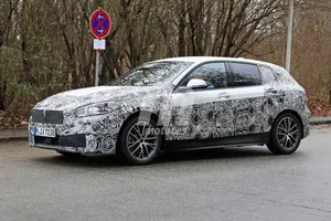 El nuevo BMW Serie 1 nos muestra sus ópticas y llantas definitivas